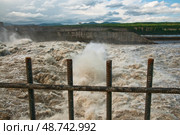 Бурлящая вода, прошедшая сквозь плотину гидроэлектростанции ( сквозь водоводы ) при строительстве ГЭС на Колыме (2012 год). Стоковое фото, фотограф Павел Просянов / Фотобанк Лори