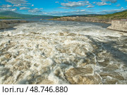 Бурлящая вода, прошедшая сквозь плотину гидроэлектростанции ( сквозь водоводы ) (2012 год). Стоковое фото, фотограф Павел Просянов / Фотобанк Лори