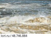 Бурлящая вода, прошедшая сквозь плотину гидроэлектростанции ( сквозь водоводы ) (2012 год). Стоковое фото, фотограф Павел Просянов / Фотобанк Лори