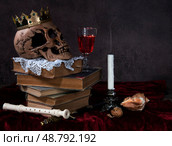 Натюрморт - череп на стопке книг и бокал вина. Стоковое фото, фотограф Илья Ладнев / Фотобанк Лори