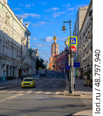 Petrovka street in Moscow, Russia. Architecture and landmarks of Moscow. Cozy cityscape of Moscow (2022 год). Редакционное фото, фотограф Екатерина Белова / Фотобанк Лори