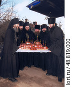 Оптинские монахи в Шамордино после Великого освящения Казанского собора. Фотография отсканирована с негатива (2005 год). Редакционное фото, фотограф Дмитрий Неумоин / Фотобанк Лори