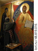 Монахиня покрывает икону сусальным золотом (2004 год). Редакционное фото, фотограф Дмитрий Неумоин / Фотобанк Лори