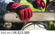 A master sharpens a chainsaw chain before work. Стоковое видео, видеограф Igor Skripachev / Фотобанк Лори