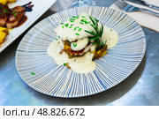 Dish of pork with Roquefort cheese sauce with potatoes. Стоковое фото, фотограф Яков Филимонов / Фотобанк Лори
