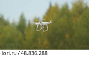 the quadcopter is shooting. Стоковое видео, видеограф Алексей Сергеев / Фотобанк Лори
