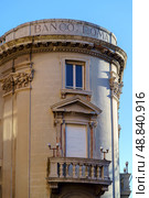 Messina, Italy - Nov 5 2018, vertical view of the semicircular corner of the facade of the Banco di Roma building, the Bank of Rome, at daytime, Messina, Italy. Редакционное фото, фотограф Сергей Богомяко / Фотобанк Лори