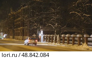 Christmas town in Russia illuminations transport winter frost snow. Стоковое видео, видеограф Алексей Сергеев / Фотобанк Лори