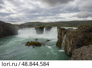 Годафосс (Godafoss) - очень красивый исландский водопад. Он расположен на севере острова, недалеко от озера Миватн и кольцевой дороги. (2014 год). Стоковое фото, фотограф Дымов Игорь / Фотобанк Лори