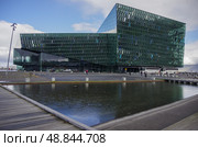 Концертный зал Harpa в гавани Рейкьявика, Исландия (2014 год). Стоковое фото, фотограф Дымов Игорь / Фотобанк Лори