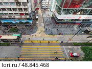 Pedestrian crossing, top view from Chungking Mansions, Hong Kong (2017 год). Редакционное фото, фотограф Александр Подшивалов / Фотобанк Лори