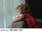 Девочка ждет кого-то и смотрит в окно. Стоковое фото, фотограф Дмитрий Киселёв / Фотобанк Лори