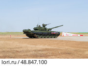 Основной боевой танк Т-90А раннего выпуска на полигоне в степи.. Волгоградская область, Средняя Ахтуба, Россия. (2021 год). Редакционное фото, фотограф Андрей Цыганков / Фотобанк Лори