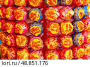 Яркий абстрактный фон из леденцов на палочке Chupa Chups (2019 год). Редакционное фото, фотограф Лариса Гордеева / Фотобанк Лори