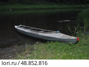 Байдарка на берегу реки (2009 год). Редакционное фото, фотограф Николай Кузнецов / Фотобанк Лори