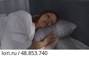 red haired middle aged woman trying to sleep, insomnia and sleep problems, stress at work. Стоковое видео, видеограф Арзюков Вадим Николаевич / Фотобанк Лори