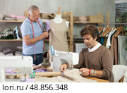Tailors sew clothes in the workshop. Стоковое фото, фотограф Яков Филимонов / Фотобанк Лори