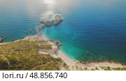 Secluded beach cove with turquoise water and rocky cliffs in Kefalonia Greece. Стоковое видео, видеограф Igor Tichonow / Фотобанк Лори