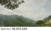 View of misty mountains and tree canopy above Amalfi, Italy on a calm summer day. Стоковое видео, видеограф Igor Tichonow / Фотобанк Лори