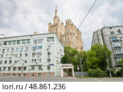 Конюшковская улица. Вид на высотку на Кудринской площади. Москва. Редакционное фото, фотограф E. O. / Фотобанк Лори