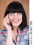 Woman with a broad grin talking on the phone. Стоковое фото, агентство Ingram Publishing / Фотобанк Лори