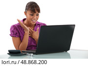 Happy woman at the computer. Стоковое фото, агентство Ingram Publishing / Фотобанк Лори