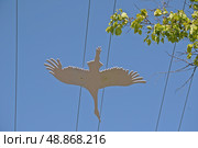 Белый журавль - символ памяти о погибших героях. Редакционное фото, фотограф Лариса Вишневская / Фотобанк Лори