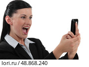 Woman reading a text message. Стоковое фото, агентство Ingram Publishing / Фотобанк Лори