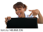 Woman pointing to laptop. Стоковое фото, агентство Ingram Publishing / Фотобанк Лори