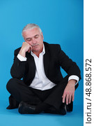 Man sitting cross-legged and falling asleep. Стоковое фото, агентство Ingram Publishing / Фотобанк Лори