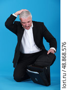 Panicked businessman who forgot a folder. Стоковое фото, агентство Ingram Publishing / Фотобанк Лори