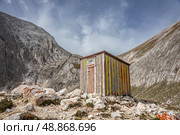 Хижина (заслон) Казана под вершиной Кутело, вид с тропы к заслону Казана. Осень в горах Пирин в южной Болгарии недалеко от Банско. (2023 год). Редакционное фото, фотограф Анна Ефимова / Фотобанк Лори