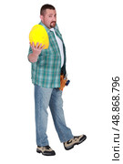 Man showing yellow helmet. Стоковое фото, агентство Ingram Publishing / Фотобанк Лори