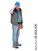 Construction worker squinting into the distance. Стоковое фото, агентство Ingram Publishing / Фотобанк Лори