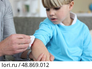 Little boy with grazed elbow. Стоковое фото, агентство Ingram Publishing / Фотобанк Лори