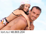Father and daughter at the beach. Стоковое фото, агентство Ingram Publishing / Фотобанк Лори