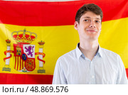 Young guy posing in front of flag of Spain. Стоковое фото, фотограф Татьяна Яцевич / Фотобанк Лори