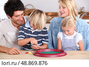 Parents playing with children. Стоковое фото, агентство Ingram Publishing / Фотобанк Лори