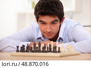 Man playing chess. Стоковое фото, агентство Ingram Publishing / Фотобанк Лори