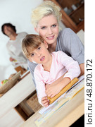 Mother hugging her child. Стоковое фото, агентство Ingram Publishing / Фотобанк Лори