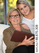 Woman and her granddaughter. Стоковое фото, агентство Ingram Publishing / Фотобанк Лори
