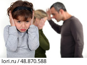 couple having a quarrel in front of their little girl. Стоковое фото, агентство Ingram Publishing / Фотобанк Лори