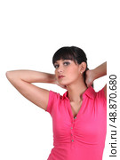 Brunette woman with arms behind his head. Стоковое фото, агентство Ingram Publishing / Фотобанк Лори