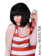 Woman using hair spray. Стоковое фото, агентство Ingram Publishing / Фотобанк Лори