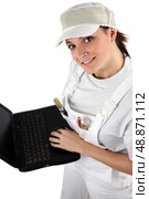 Female decorator ordering stock on-line. Стоковое фото, агентство Ingram Publishing / Фотобанк Лори