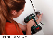 Woman using power drill. Стоковое фото, агентство Ingram Publishing / Фотобанк Лори