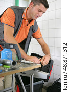Plumber working in the bathroom. Стоковое фото, агентство Ingram Publishing / Фотобанк Лори