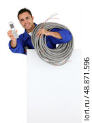 Electrician with a cellphone. Стоковое фото, агентство Ingram Publishing / Фотобанк Лори