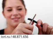 female, cutting, wire. Стоковое фото, агентство Ingram Publishing / Фотобанк Лори