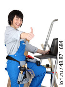 Tradeswoman giving the thumb&rsquo;s up. Стоковое фото, агентство Ingram Publishing / Фотобанк Лори
